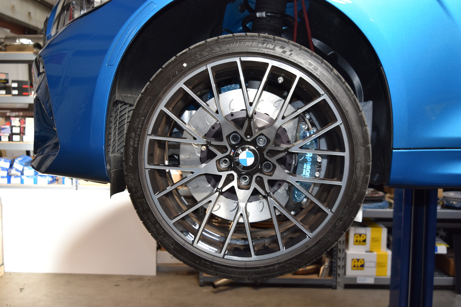 Bmw M2 Competition ... alla ricerca della leggerezza con APracing M2_comp_front_brake_kit_installed